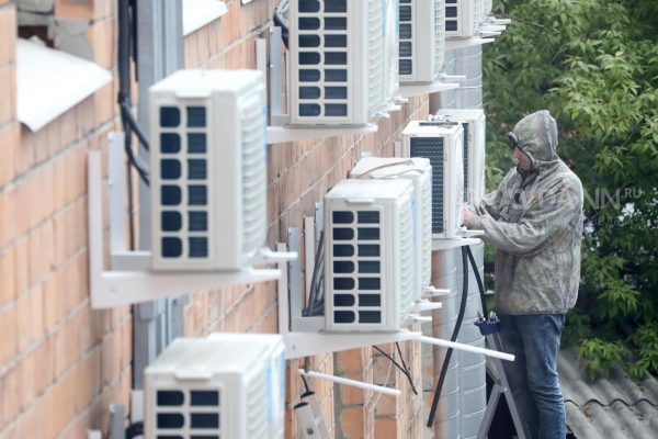 За несогласованную установку кондиционера на фасаде может грозить штраф